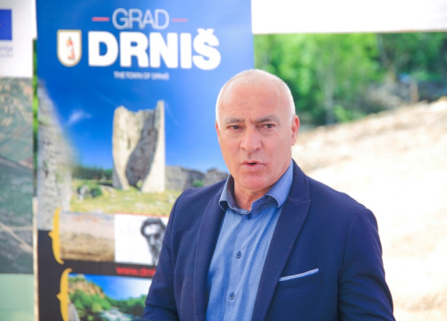 Fotografija 3 - Radovi na sanaciji odlagališta otpada u Drnišu gotovi do kraja ljeta: Ministar Ćorić u obilasku