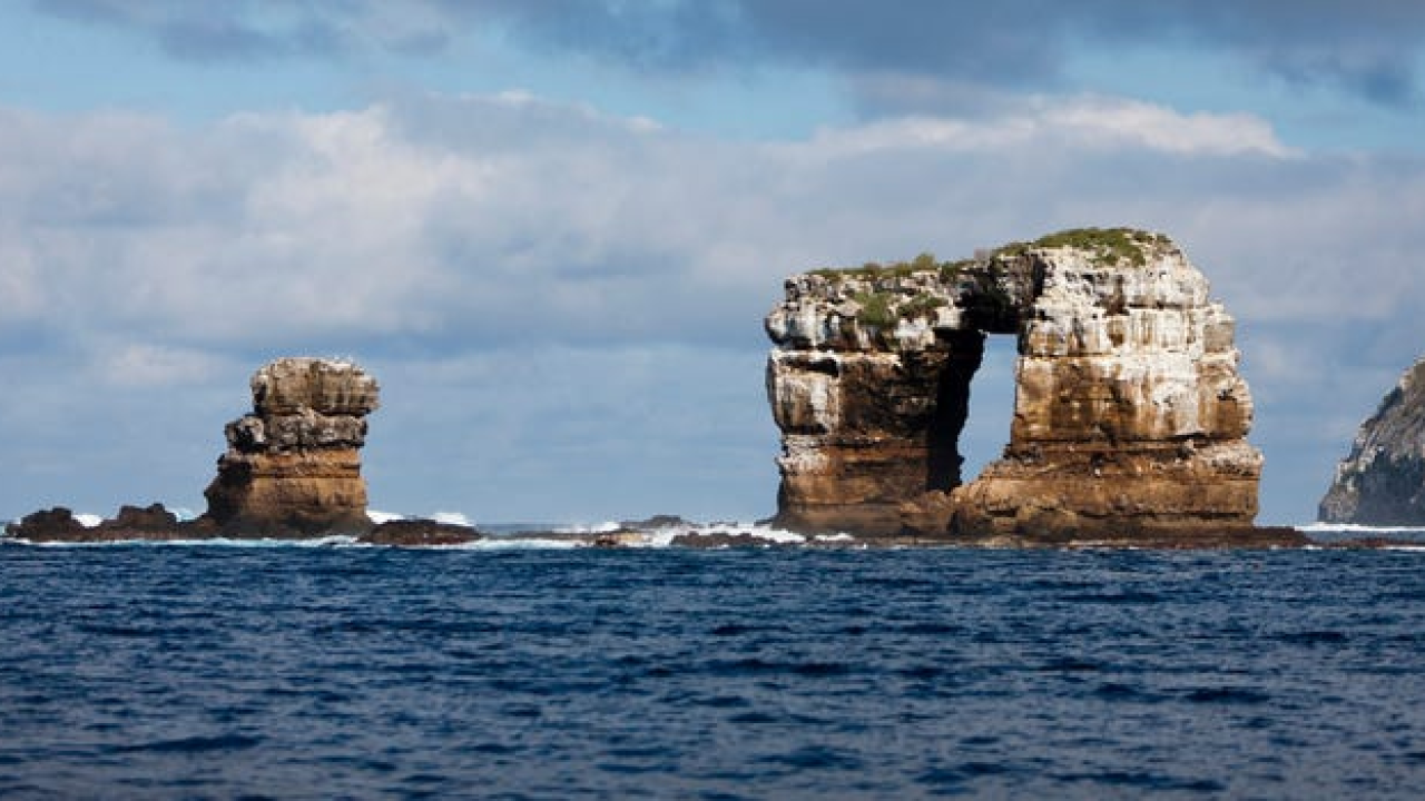 Ode prepoznatljiva kamena formacija: Erozija srušila Darwinov luk na Galapagosu