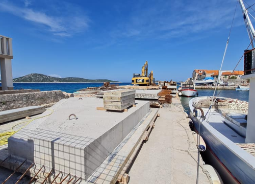 Fotografija 7 - Više od pola godine traju radovi na novoj šepurinskoj rivi: Osim pada bagera u more, nije bilo većih problema