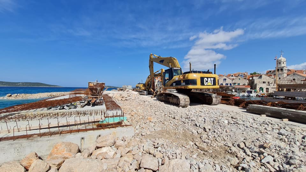 Više od pola godine traju radovi na novoj šepurinskoj rivi: Osim pada bagera u more, nije bilo većih problema