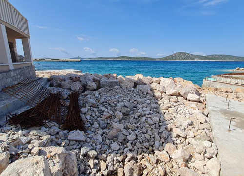 Fotografija 8 - Više od pola godine traju radovi na novoj šepurinskoj rivi: Osim pada bagera u more, nije bilo većih problema