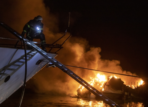 U Kaštelima izgorjelo pet luksuznih jahti, vatra zahvatila još 18: Deseci milijuna eura štete