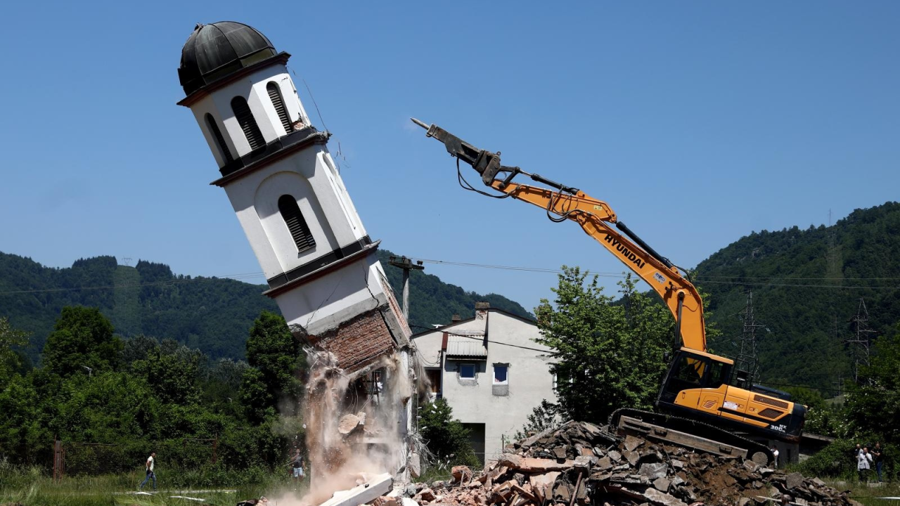 Dočekala je pravdu: Pravoslavna crkva izgrađena u dvorištu Fate Orlović kod Srebrenice srušena do temelja