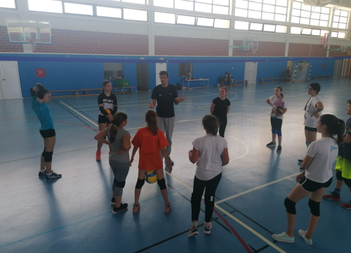 Fotografija 2 - OŠ Meterize u projektu 'Odbojka u školama': Prva aktivnost pokazni trening i deset lopti za poklon
