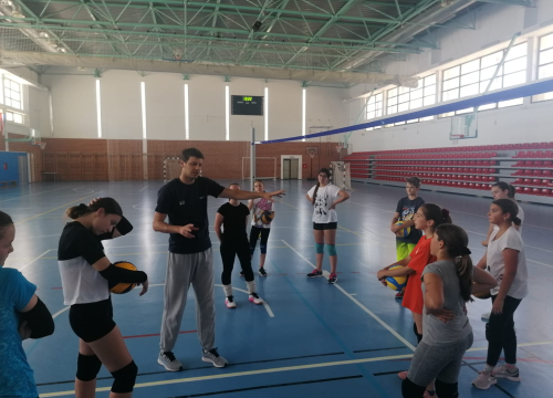 Fotografija 4 - OŠ Meterize u projektu 'Odbojka u školama': Prva aktivnost pokazni trening i deset lopti za poklon