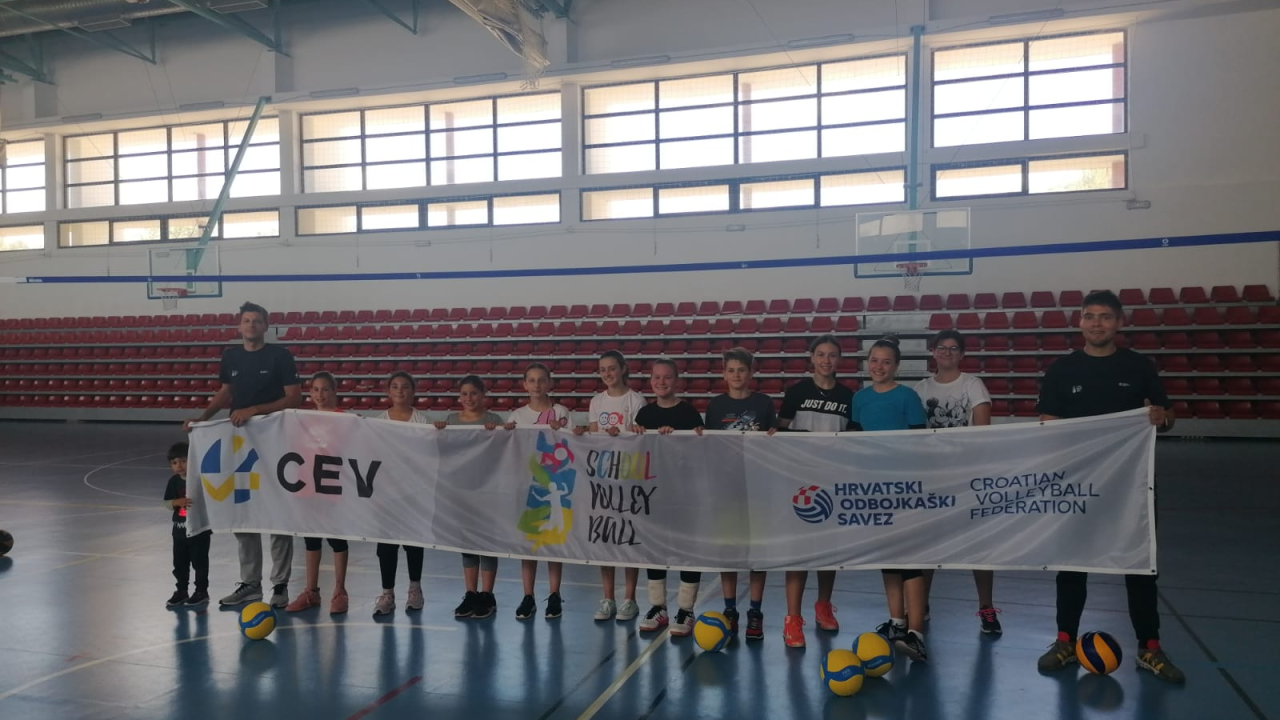 OŠ Meterize u projektu 'Odbojka u školama': Prva aktivnost pokazni trening i deset lopti za poklon