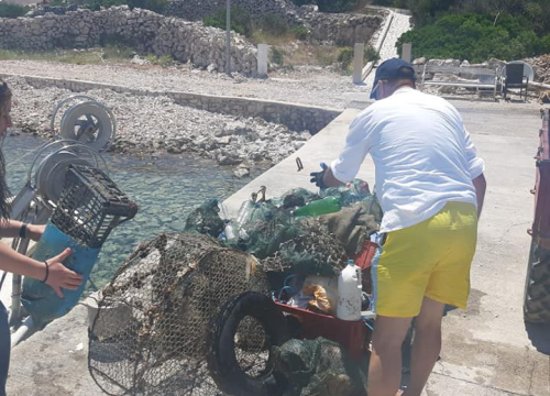Fotografija 3 - Sve ovo smeće ležalo je na dnu mora: Ronioci iz kaprijske vale izvadili 30 vreća, gume, stare vrše...