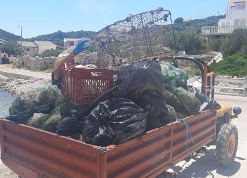 Fotografija 2 - Sve ovo smeće ležalo je na dnu mora: Ronioci iz kaprijske vale izvadili 30 vreća, gume, stare vrše...