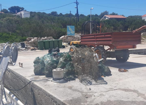 Fotografija 6 - Sve ovo smeće ležalo je na dnu mora: Ronioci iz kaprijske vale izvadili 30 vreća, gume, stare vrše...