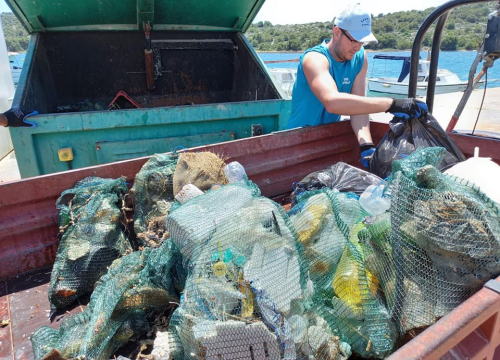 Fotografija 7 - Sve ovo smeće ležalo je na dnu mora: Ronioci iz kaprijske vale izvadili 30 vreća, gume, stare vrše...