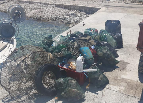 Fotografija 8 - Sve ovo smeće ležalo je na dnu mora: Ronioci iz kaprijske vale izvadili 30 vreća, gume, stare vrše...