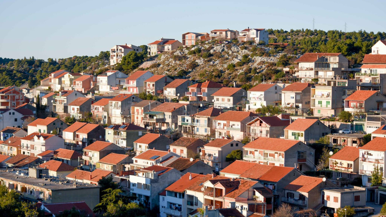 Šibenskoj policiji iz kuće predao pištolj, pet pušaka i preko 200 metaka