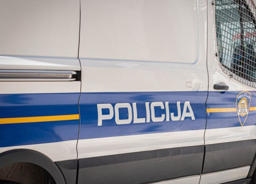 Muškarac i žena pronađeni mrtvi u autu ispred groblja