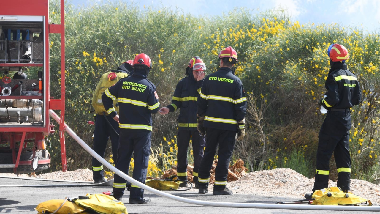Lokaliziran požar na Podima, 11 vatrogasaca nadzirat će teren kroz noć