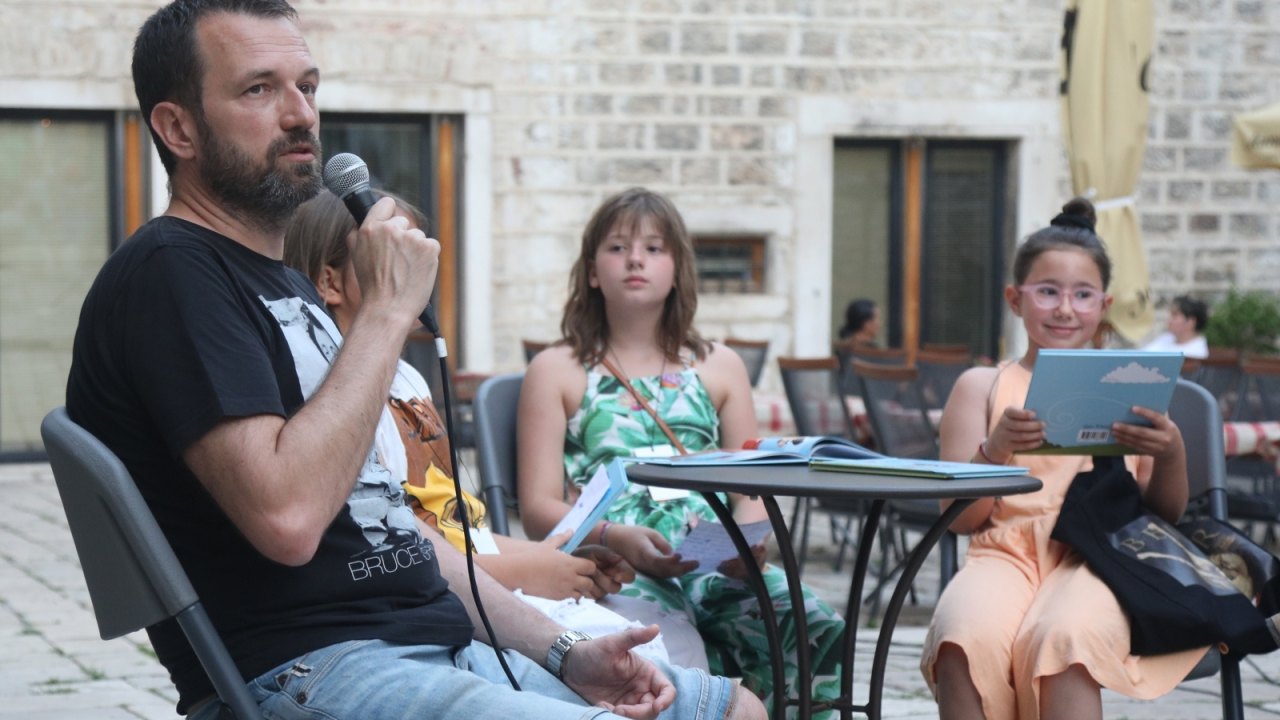 Mala loža: Nik Titanik odgovarao na pitanja malih novinara, Vakula se javio telefonom