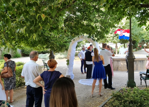 Fotografija 3 - Šibenski đardin kao savršena lokacija za ljetno vjenčanje, a još je sve bilo iznenađenje za mladu: 'Pojma nisam imala di idem'
