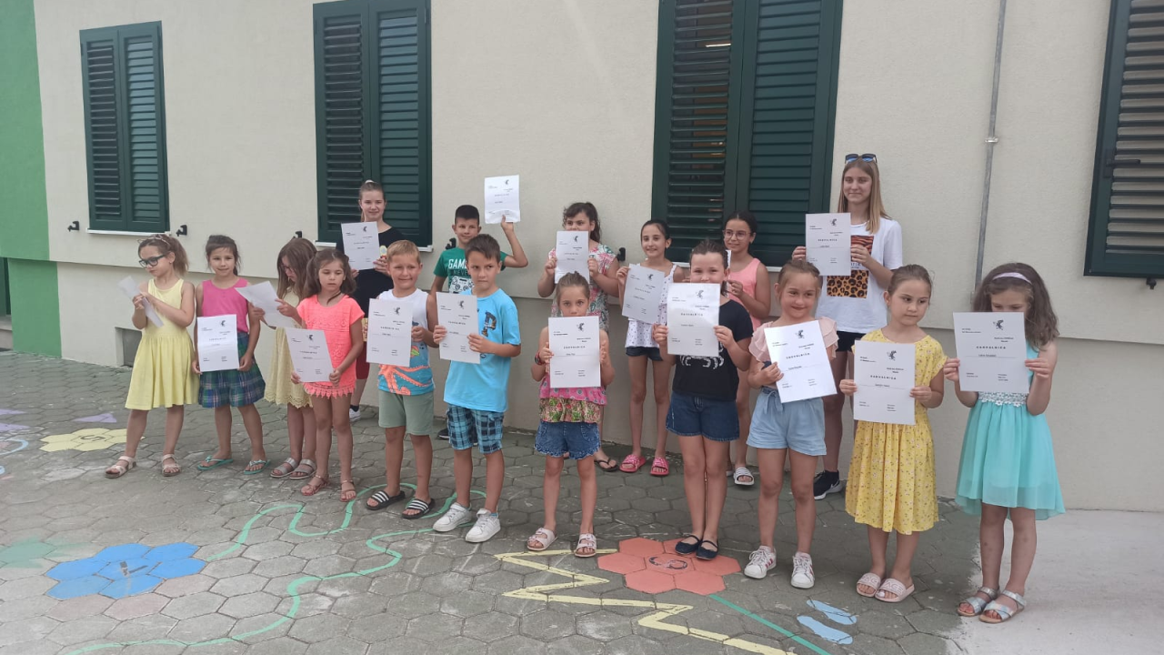 Djeca koja idu u školske klupe oprostila se od zbora Cvrčak uz druženje i pjesmu