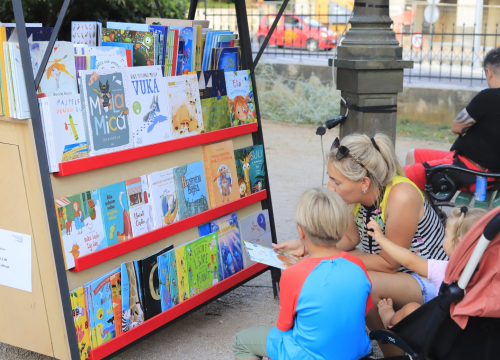 Fotografija 8 - U Perivoju Roberta Visiania izloženo gotovo 10 tisuća knjiga za djecu i mlade