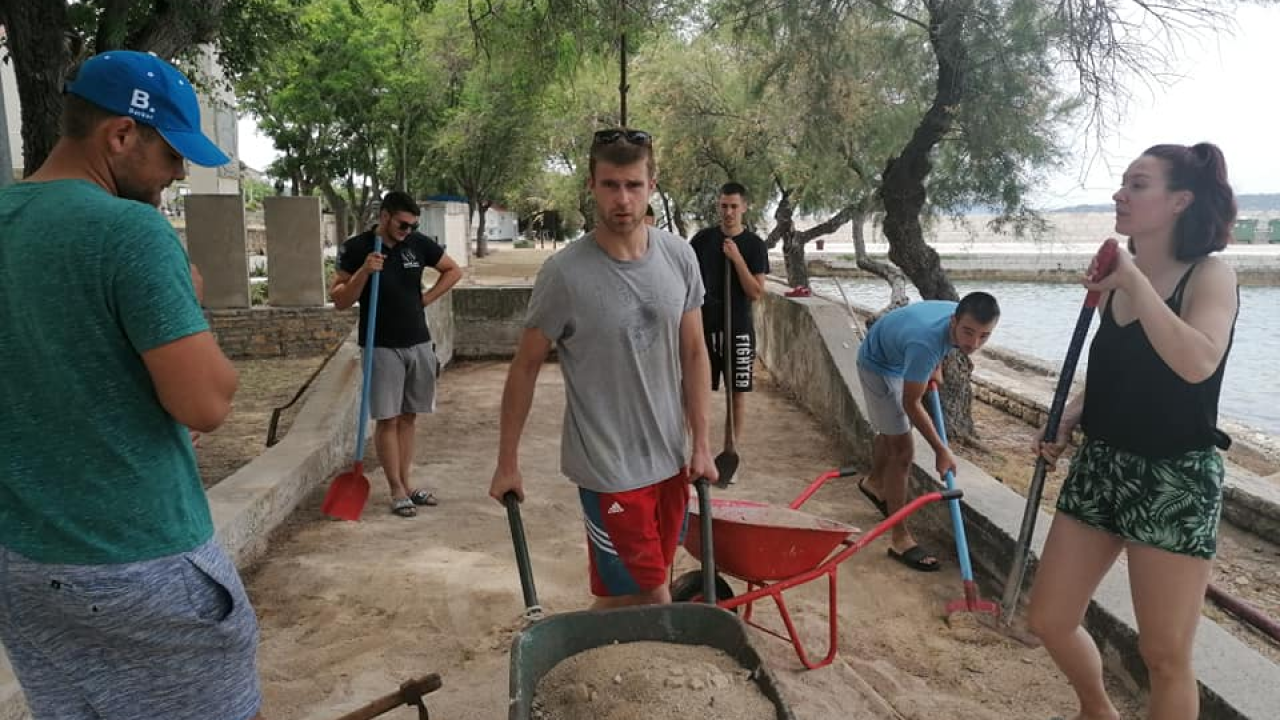 Pričali smo s curama i dečkima iz Šepurine: Od sadnje cvijeća do popravka balotane, rade sto na sat i odlično ih ide