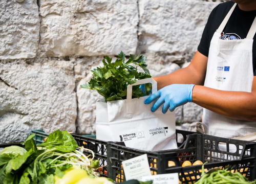 Mala loža u novom ruhu: Provjerite ponudu lokalnih OPG-ova na Zelenoj tržnici!