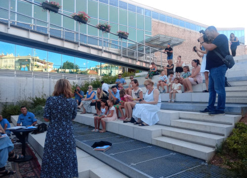 Fotografija 3 - Bajke djeci večeras pred knjižnicom čitali policajci: Dobro se snašao i načelnik Ivica Kostanić