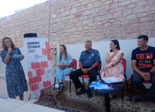 Fotografija 4 - Bajke djeci večeras pred knjižnicom čitali policajci: Dobro se snašao i načelnik Ivica Kostanić