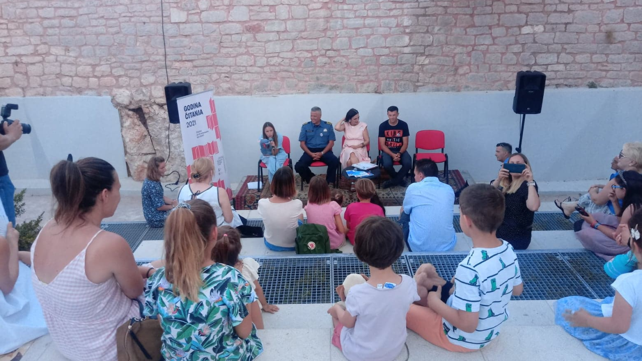 Bajke djeci večeras pred knjižnicom čitali policajci: Dobro se snašao i načelnik Ivica Kostanić