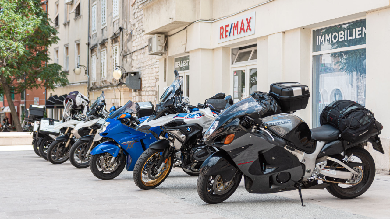 Stari pazar ipak poslužio nečemu: Turisti mrtvo-hladno parkirali svoje motore