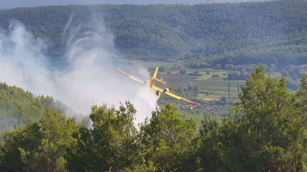 Lokaliziran požar kod Kljaka: Sudjelovalo 15 vatrogasaca i jedan kanader