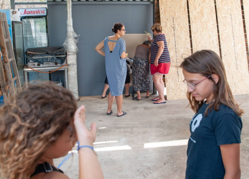 Fotografija 2 - Poznata TV voditeljica na Zlarinu pokrenula radionicu: Djeca oslikavaju vlastite sjene
