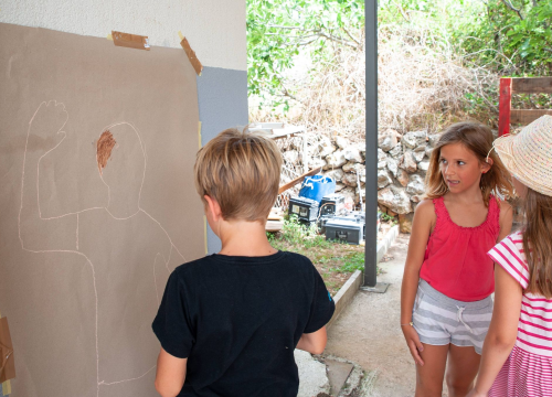 Fotografija 13 - Poznata TV voditeljica na Zlarinu pokrenula radionicu: Djeca oslikavaju vlastite sjene