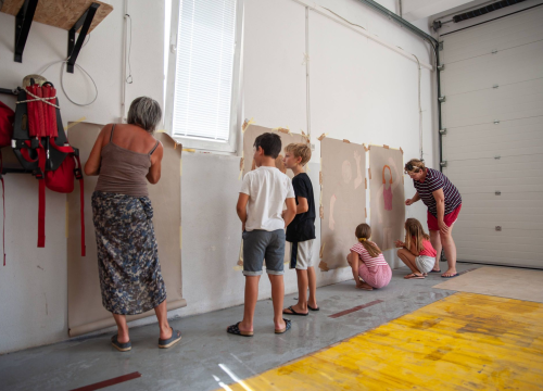 Fotografija 15 - Poznata TV voditeljica na Zlarinu pokrenula radionicu: Djeca oslikavaju vlastite sjene