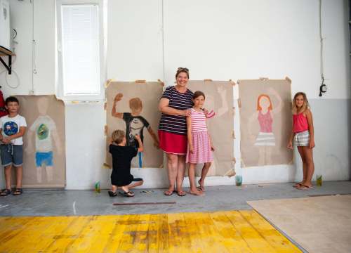 Fotografija 16 - Poznata TV voditeljica na Zlarinu pokrenula radionicu: Djeca oslikavaju vlastite sjene
