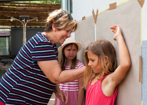 Fotografija 17 - Poznata TV voditeljica na Zlarinu pokrenula radionicu: Djeca oslikavaju vlastite sjene