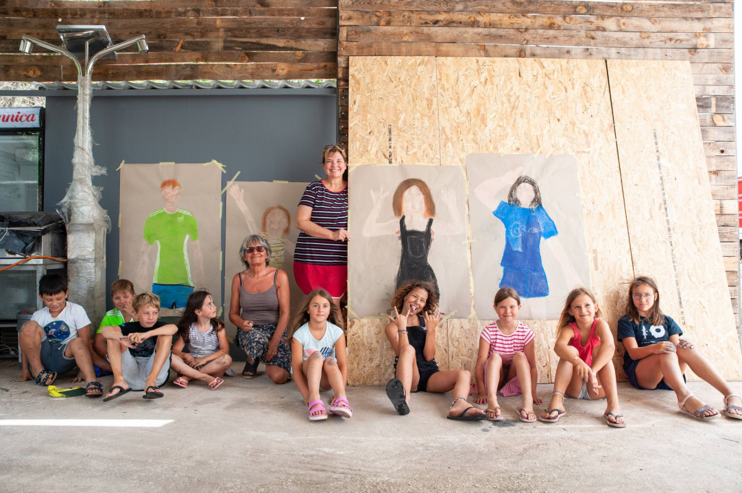 Poznata TV voditeljica na Zlarinu pokrenula radionicu: Djeca oslikavaju vlastite sjene