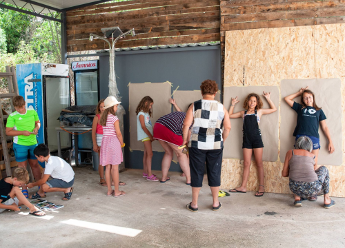 Fotografija 18 - Poznata TV voditeljica na Zlarinu pokrenula radionicu: Djeca oslikavaju vlastite sjene