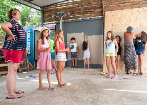 Fotografija 20 - Poznata TV voditeljica na Zlarinu pokrenula radionicu: Djeca oslikavaju vlastite sjene