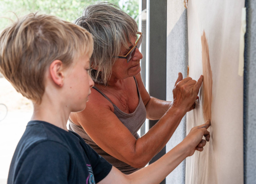 Fotografija 21 - Poznata TV voditeljica na Zlarinu pokrenula radionicu: Djeca oslikavaju vlastite sjene