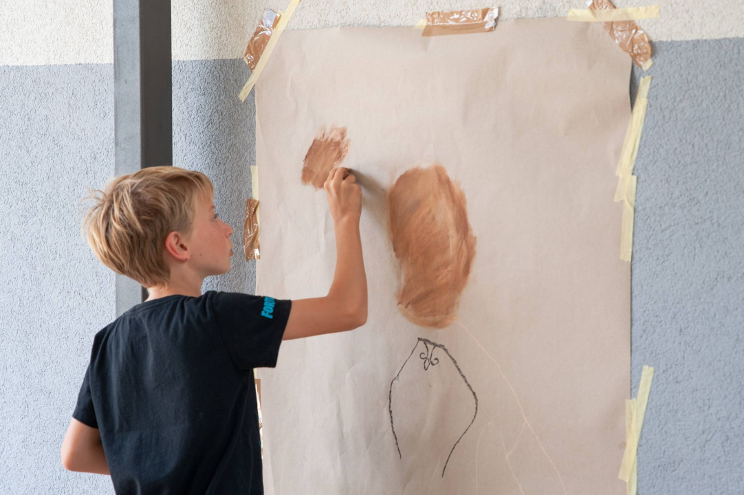 Poznata TV voditeljica na Zlarinu pokrenula radionicu: Djeca oslikavaju vlastite sjene