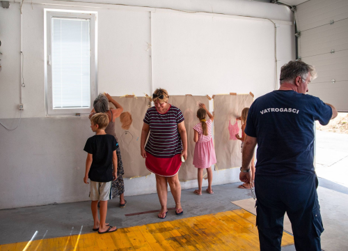 Fotografija 26 - Poznata TV voditeljica na Zlarinu pokrenula radionicu: Djeca oslikavaju vlastite sjene