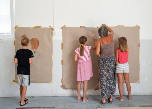 Fotografija 27 - Poznata TV voditeljica na Zlarinu pokrenula radionicu: Djeca oslikavaju vlastite sjene