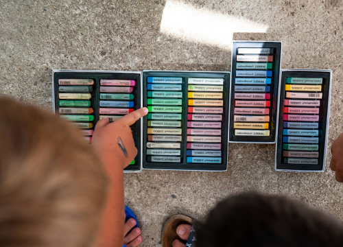 Fotografija 29 - Poznata TV voditeljica na Zlarinu pokrenula radionicu: Djeca oslikavaju vlastite sjene