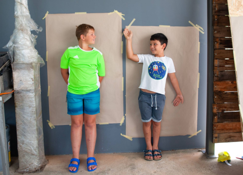 Fotografija 28 - Poznata TV voditeljica na Zlarinu pokrenula radionicu: Djeca oslikavaju vlastite sjene