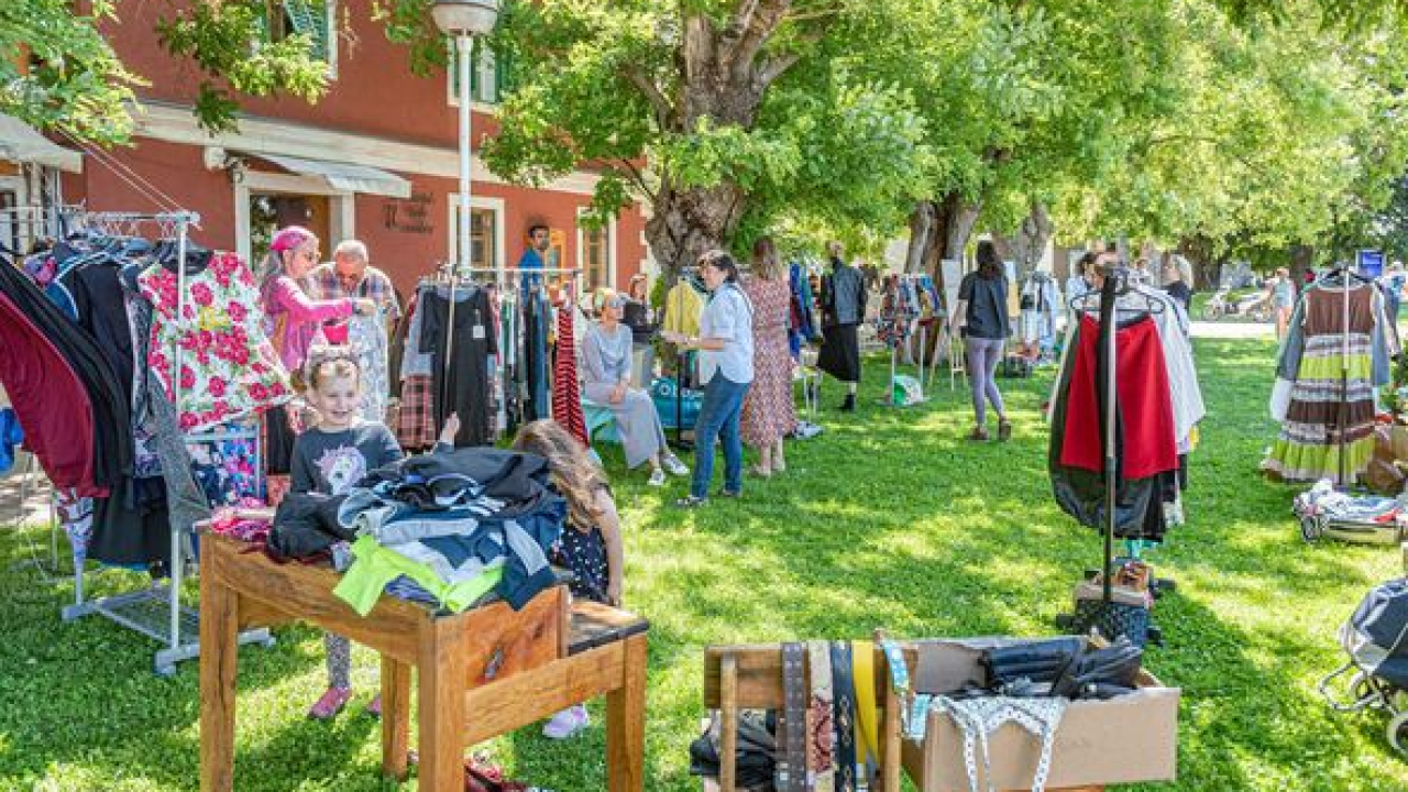Ljubitelji vintage odjeće, evo nešto za vas: U nedjelju na buvljak u Azimutu stiže posebna gošća iz Istre