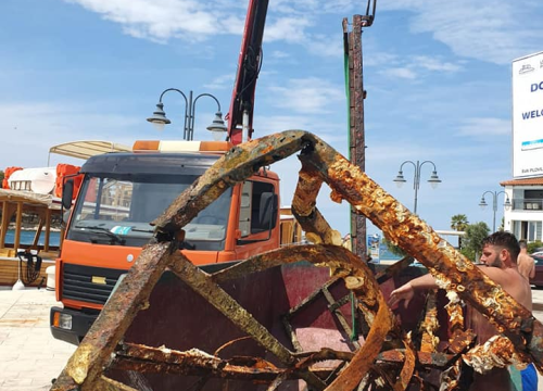Fotografija 3 - Volonteri iz mora oko Tribunja izronili kontejner smeća: 'Plastika, staklo i pokoja bomba'