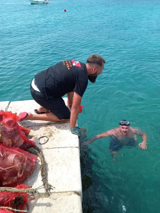 Volonteri iz mora oko Tribunja izronili kontejner smeća: 'Plastika, staklo i pokoja bomba'