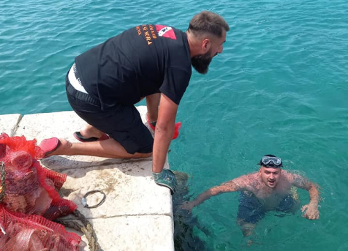 Fotografija 5 - Volonteri iz mora oko Tribunja izronili kontejner smeća: 'Plastika, staklo i pokoja bomba'