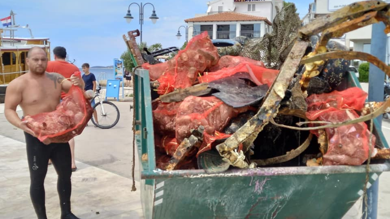 Volonteri iz mora oko Tribunja izronili kontejner smeća: 'Plastika, staklo i pokoja bomba'