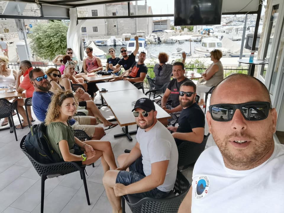 Volonteri iz mora oko Tribunja izronili kontejner smeća: 'Plastika, staklo i pokoja bomba'