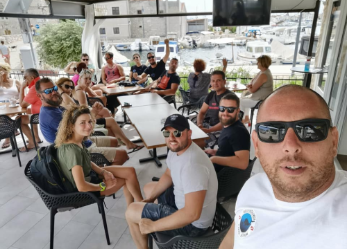 Fotografija 6 - Volonteri iz mora oko Tribunja izronili kontejner smeća: 'Plastika, staklo i pokoja bomba'